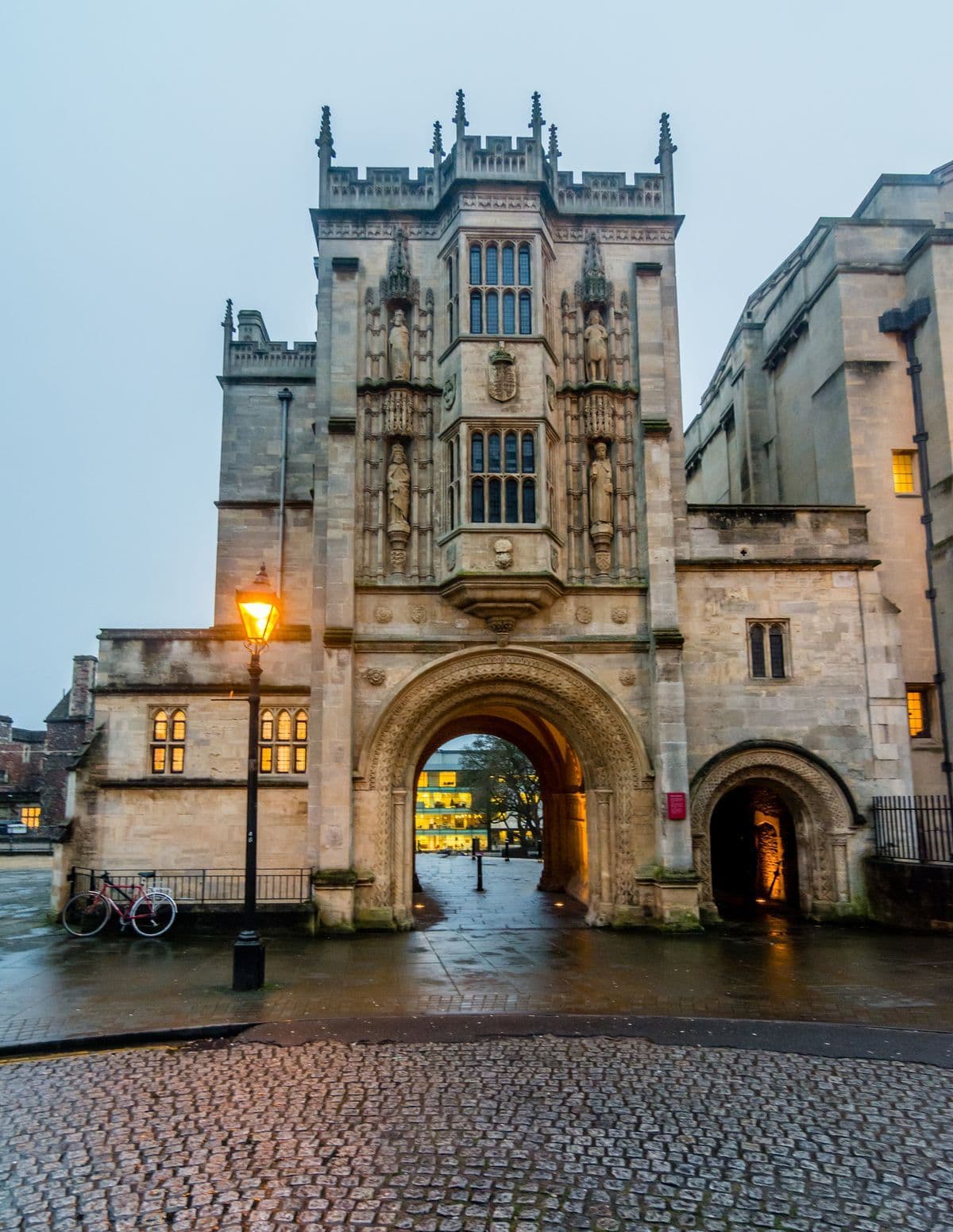 Executive chauffeur service in Bristol city centre for transfers to London